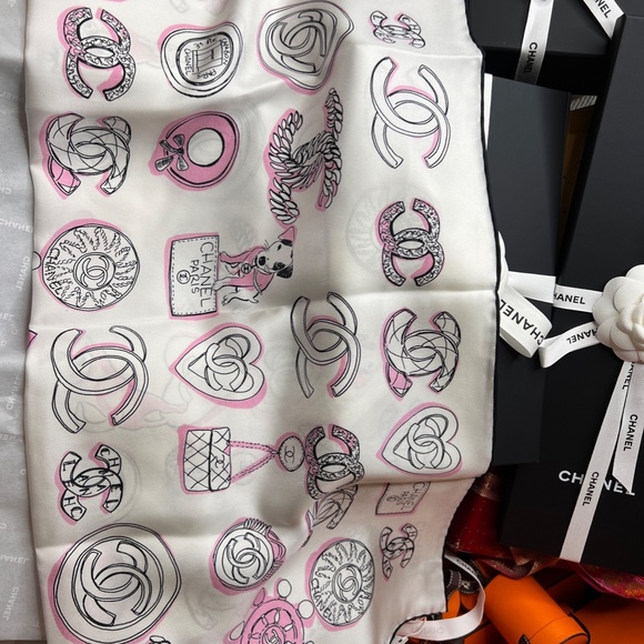 NEW Chanel 23P Puppy Dog CC Heart Charm 60 Square Silk Scarf Pink White Beige - Picture 4 of 9